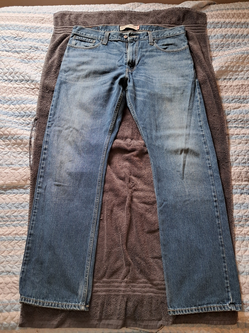 Levi's 514 Straight Fit Medium Wash Blue Jeans W38 L32 Minor Fraying Upper Thigh